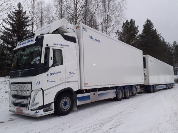 R Mäkelän Volvo FH500 
R Mäkelä Oy:n Volvo FH500 täysperävaunuyhdistelmä. 
Avainsanat: R-Mäkelä Volvo FH500 Shell Hirvaskangas 13