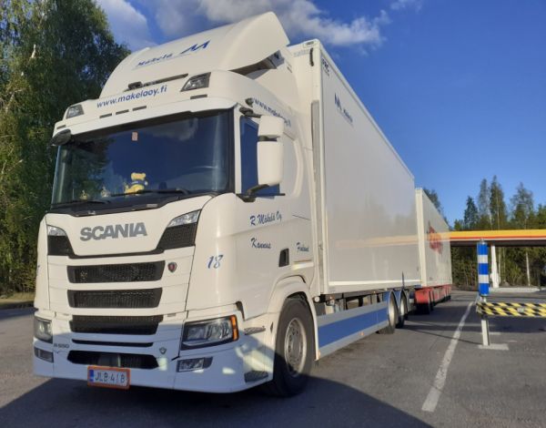 R Mäkelän Scania R650
R Mäkelä Oy:n Scania R650 täysperävaunuyhdistelmä.
Avainsanat: R-Mäkelä Scania R650 Shell Hirvaskangas 18