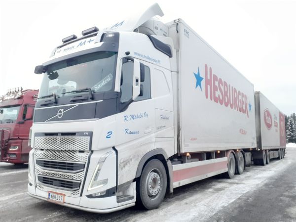 R Mäkelän Volvo FH500
R Mäkelä Oy:n Volvo FH500 täysperävaunuyhdistelmä.
Avainsanat: R-Mäkelä Volvo FH500 Hesburger ABC Hirvaskangas 2 Santeri