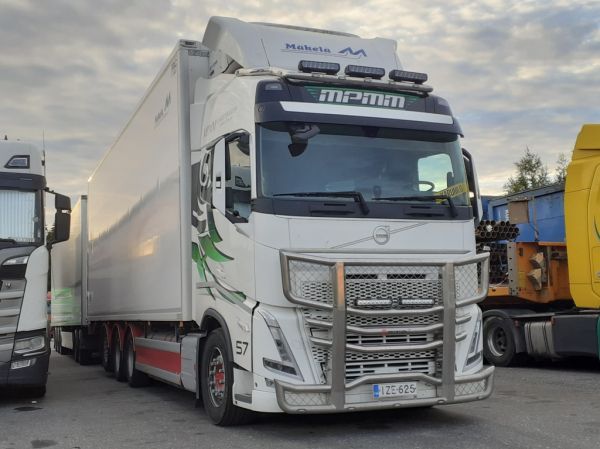 Mpmm Logistiikan Volvo FH
R Mäkelän ajossa oleva Mpmm Logistiikka Oy:n Volvo FH täysperävaunuyhdistelmä.
Avainsanat: R-Mäkelä Mpmm Logistiikka Volvo FH ABC Hirvaskangas 57