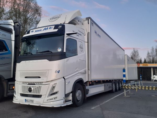 Oy Kajo Trans Ab:n Volvo FH500
R Mäkelän ajossa oleva Oy Kajo Trans Ab:n Volvo FH500 täysperävaunuyhdistelmä.
Avainsanat: R-Mäkelä Kajo-Trans Volvo FH500 ST1 Hirvaskangas 64
