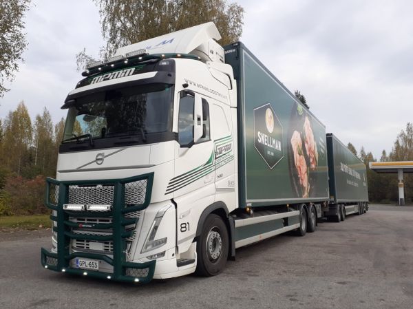 Mpmm Logistiikan Volvo FH500
R Mäkelän ajossa oleva Mpmm Logistiikka Oy:n Volvo FH500 täysperävaunuyhdistelmä.
Avainsanat: R-Mäkelä Mpmm Logistiikka Volvo FH500 ST1 Hirvaskangas 81 Snellman Kaasuauto