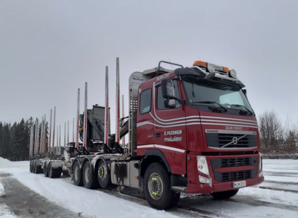 R Pesosen Volvo FH540
R Pesosen Volvo FH540 puutavarayhdistelmä.
Avainsanat: Pesonen Volvo FH540 Salmi-Forest ABC Hirvaskangas