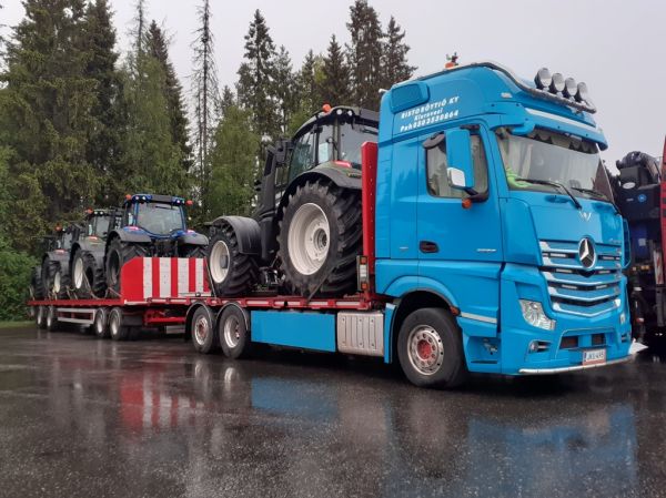 R Röytiön MB 2553 Actros
R Röytiö Ky:n MB 2553 Actros täysperävaunuyhdistelmä.
Avainsanat: Röytiö MB 2553 Actros ABC Hirvaskangas Valtra