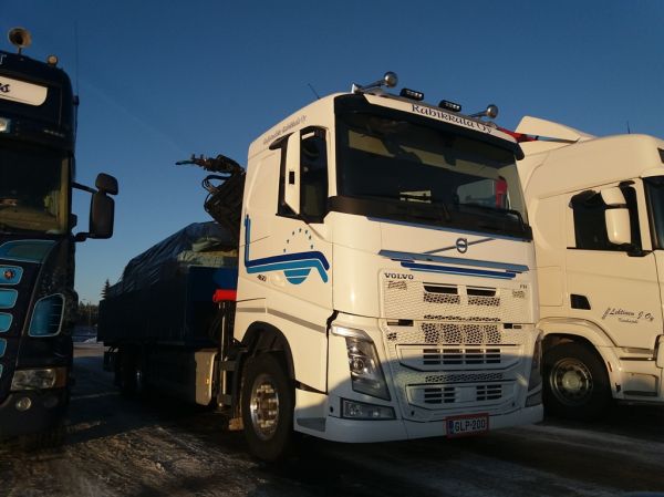 Kuljetusliike Rahikkalan Volvo FH460
Kuljetusliike Rahikkala Oy:n nosturilla varustettu Volvo FH460.
Avainsanat: Rahikkala Volvo FH460 ABC Hirvaskangas