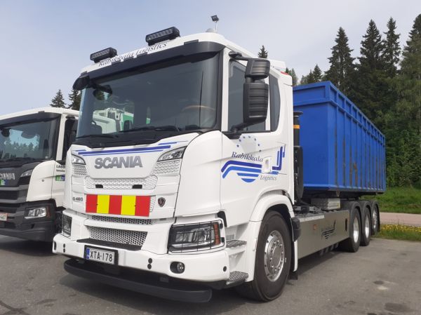 Rahikkala Logisticsin Scania G460
Rahikkala Logisticsin nosturilla varustettu Scania G460 vaihtolava-auto.
Avainsanat: Rahikkala Scania G460
