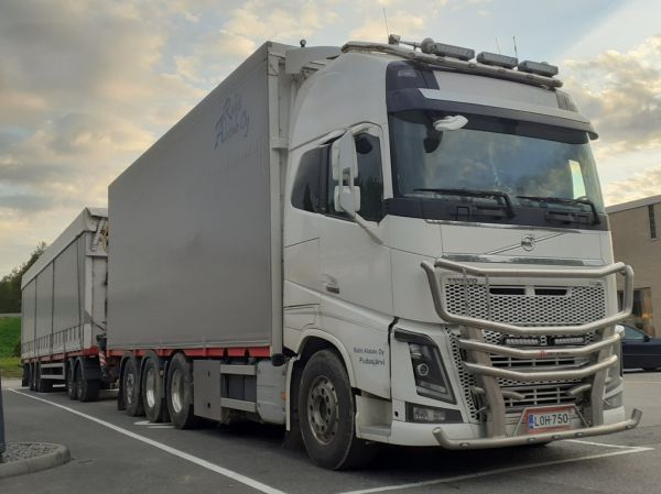 Rahti Alatalon Volvo FH16
Rahti Alatalo Oy:n nosturilla varustettu Volvo FH16 täysperävaunuyhdistelmä.
Avainsanat: Alatalo Volvo FH16 Shell Hirvaskangas