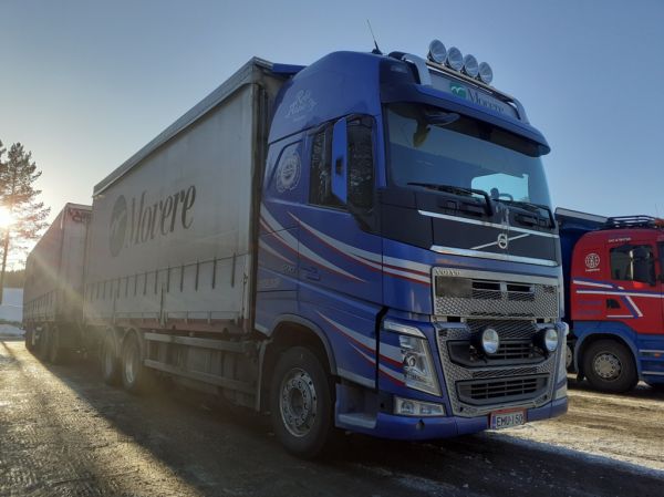 Rahti Alatalon Volvo FH500
Rahti Alatalo Oy:n nosturilla varustettu Volvo FH500 täysperävaunuyhdistelmä.
Avainsanat: Alatalo Volvo FH500 Shell Hirvaskangas