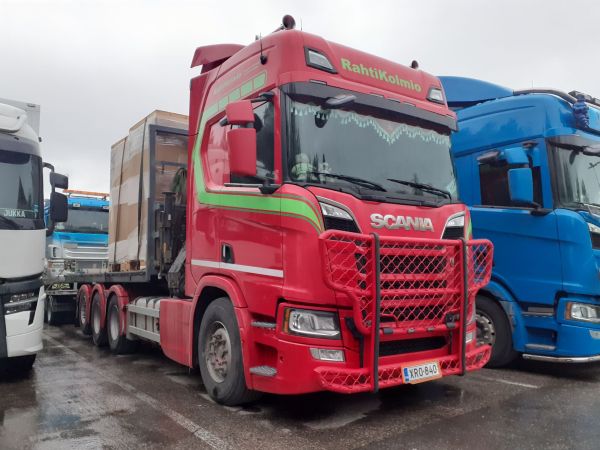 Rahtikolmion Scania
Rahtikolmio Oy:n nosturilla varustettu Scania täysperävaunuyhdistelmä.
Avainsanat: Rahtikolmio Scania Shell Hirvaskangas Harri
