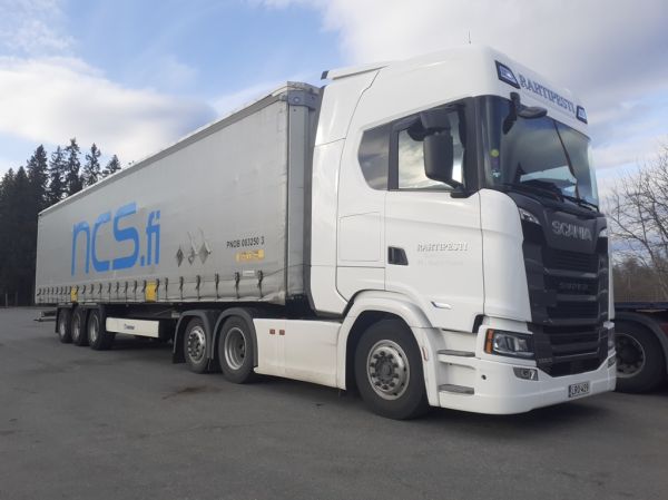 Rahtipestin Scania 500S
Rahtipestin Scania 500S puoliperävaunuyhdistelmä.
Avainsanat: Rahtipesti Scania 500S ABC Hirvaskangas