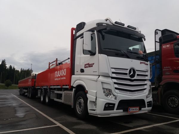 Rahtirollon MB 2551 Actros
Rahtirollo Oy:n nosturilla varustettu MB 2551 Actros  täysperävaunuyhdistelmä.
Avainsanat: Rahtirollo MB 2551 Actros ABC Hirvaskangas Ruukki