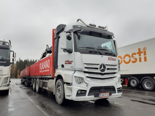 Rahtirollon MB 2651 Actros
Rahtirollo Oy:n nosturilla varustettu MB 2651 Actros  täysperävaunuyhdistelmä.
Avainsanat: Rahtirollo MB 2651 Actros ABC Hirvaskangas Ruukki