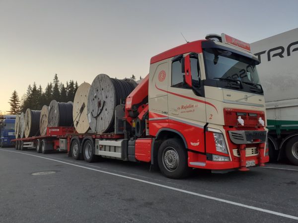 Rajalinin Volvo FH540
Oy Rajalin Ab:n nosturilla varustettu Volvo FH540 täysperävaunuyhdistelmä.
Avainsanat: Rajalin Volvo FH540 ABC Hirvaskangas 2