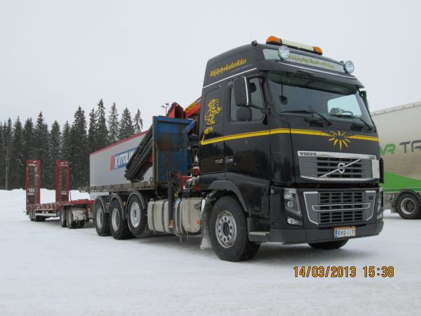 Räjäytyskaksikon Volvo FH16
Räjäytyskaksikko Oy:n nosturilla varustettu Volvo FH16 koukkulava-auto.
Avainsanat: Räjäytyskaksikko Volvo FH16 ABC Hirvaskangas