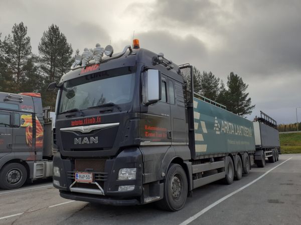 Rakennuskuljetus T Lindin MAN TGX 35.560
Rakennuskuljetus T Lind Ky:n MAN TGX 35.560 täysperävaunuyhdistelmä.
Avainsanat: Lind MAN TGX 35.560 Shell Hirvaskangas