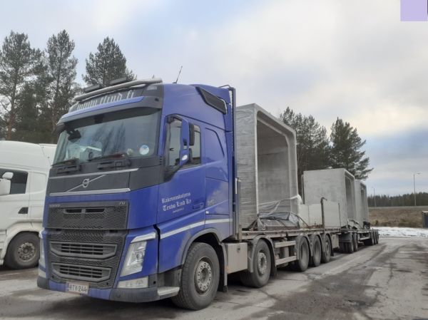 Rakennuskuljetus T Lindin Volvo FH540
Rakennuskuljetus T Lind Ky:n Volvo FH540 täysperävaunuyhdistelmä.
Avainsanat: Lind Volvo FH540 ST1 Hirvaskangas