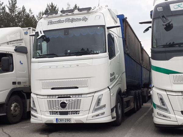 Rannilan Kuljetuksen Volvo FH540
Rannilan Kuljetus Oy:n Volvo FH540 täysperävunuyhdistelmä.
Avainsanat: Rannila Volvo FH540 ST1 Hirvaskangas Janne