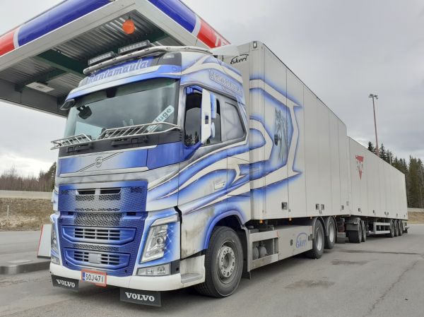 Rantamaulan Volvo FH
Rantamaulan Volvo FH täysperävaunuyhdistelmä.
Avainsanat: Rantamaula Volvo FH ABC Hirvaskangas Juge