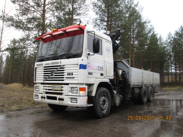 Ratatekin Volvo F12
Ratatek Oy:n nosturilla varustettu Volvo F12 kuorma-auto.
Avainsanat: Ratatek Volvo F12 Shell Hirvaskangas