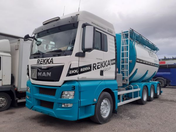 Rekka Groupin MAN TGX 35.560
Rekka Groupin MAN TGX 35.560 säiliöauto.
Avainsanat: Rekka-Group MAN TGX 35.560 Hirvaskangas