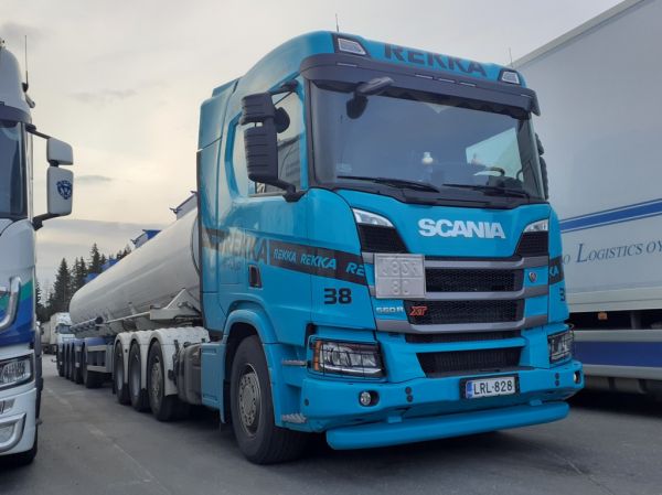 Rekka Groupin Scania 560R XT
Rekka Group Oy:n Scania 560R XT säiliöpuolikas.
Avainsanat: Rekka-Group Scania 560R XT ABC Hirvaskangas 38