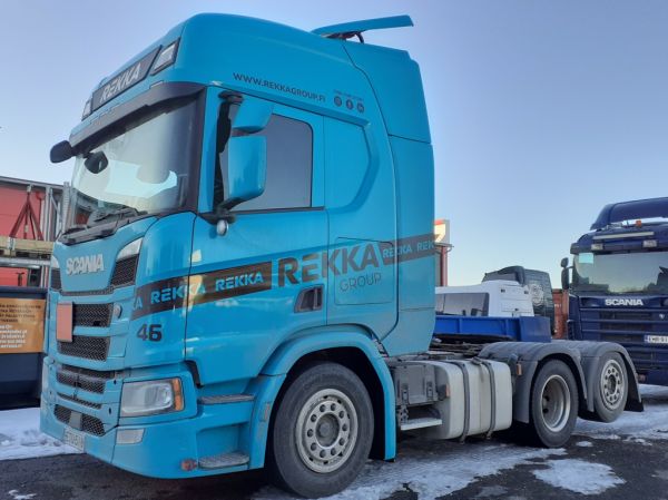 Rekka Groupin Scania R500
Rekka Group Oy:n Scania R500 rekkaveturi.
Avainsanat: Rekka-Group Scania R500 Hirvaskangas 46