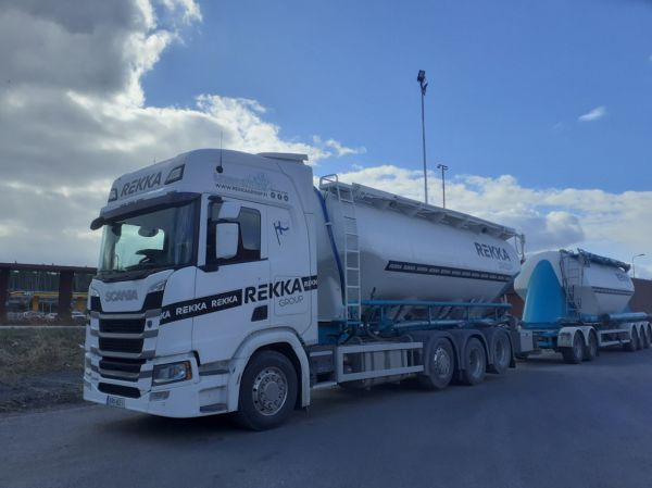 Rekka Groupin Scania R540
Rekka Group Oy:n Scania R540 säiliöyhdistelmä.
Avainsanat: Rekka-Group Scania R540 Hirvaskangas