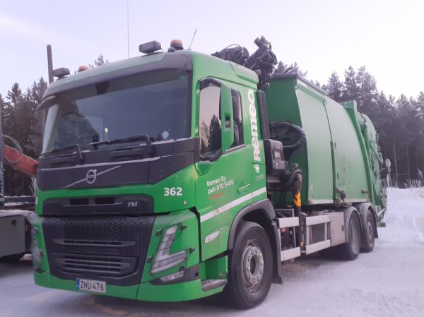 Remeon Volvo FM330
Remeo Oy:n nosturilla varustettu Volvo FM330 jäteauto.
Avainsanat: Remeo Volvo FM330 Hirvaskangas 362