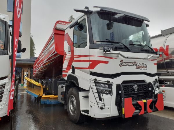 Klikkaa kuvaa nähdäksesi se täysikokoisena
==============
Renault Truck C
Renault Truck C tienhoitoauto.
Avainsanat: Renault Truck C Tahko26 Renault Truck C
Renault Truck C tienhoitoauto.
Avainsanat: Renault Truck C Tahko26