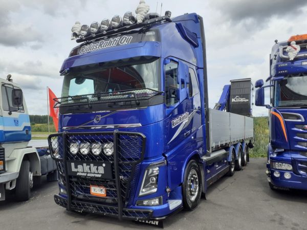 RidasRahdin Volvo FH16
RidasRahti Oy:n nosturilla varustettu Volvo FH16.
Avainsanat: RidasRahti Volvo FH16 Himos23