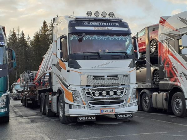 Right-Linen Volvo FH540
Right-Line Oy:n Volvo FH540 puoliperävaunuyhdistelmä.
Avainsanat: Right-Line Volvo FH540 ABC Hirvaskangas Terozzi