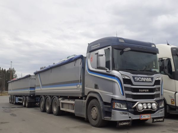 Riiheläisen Scania R730
Riiheläinen Oy:n Scania R730 täysperävaunuyhdistelmä.
Avainsanat: Riiheläinen Scania R730 ABC Hirvaskangas