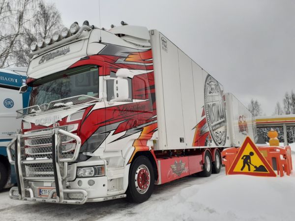 Kuljetus Ristimaan Scania 
Kuljetus Ristimaa Oy:n Scania täysperävaunuyhdistelmä.
Avainsanat: Ristimaa Scania Shell Hirvaskangas