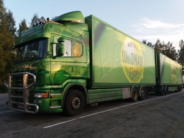 Kuljetus Ristimaan Scania R560
Kuljetus Ristimaa Oy:n Scania R560 "Wild Perry"  täysperävaunuyhdistelmä.
Avainsanat: Ristimaa Scania R560 Wild Perry Hartwall Limonadi Päärynä Shell Hirvaskangas