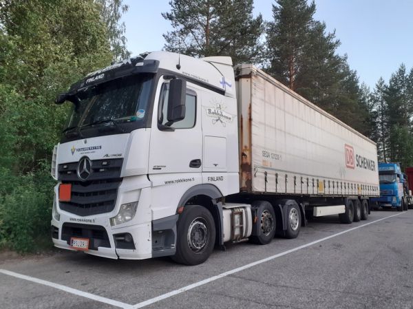 Rokkikoneen MB 2545 Actros
Rokkikone Oy:n MB 2545 Actros puoliperävaunuyhdistelmä.
Avainsanat: Rokkikone MB 2545 Actros Shell Hirvaskangas