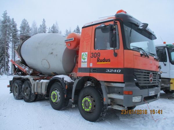 Ruduksen MB 3240 Actros
Rudus Oy:n MB 3240 Actros betoniauto.
Avainsanat: Rudus MB 3240 Actros