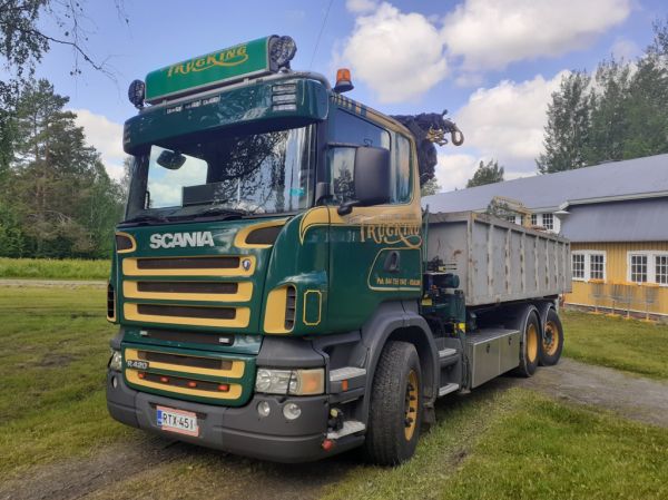 Ruotsalainen Truckingin Scania R420
Ruotsalainen Truckingin nosturilla varustettu Scania R420 koukkulava-auto.
Avainsanat: Ruotsalainen-Trucking Scania R420 Runni25