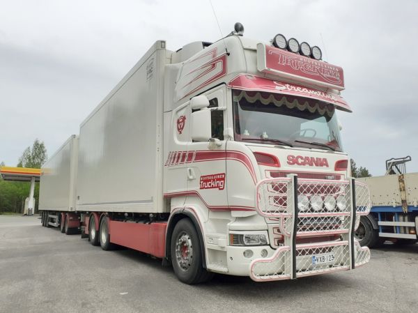 Ruotsalainen Truckingin Scania R730
Ruotsalainen Truckingin Scania R730 täysperävaunuyhdistelmä.
Avainsanat: Ruotsalainen-Trucking Scania R730 Shell Hirvaskangas