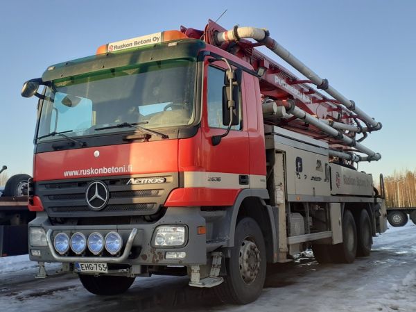 Ruskon Betonin MB 2636 Actros
Ruskon Betoni Oy:n MB 2636 Actros betonin pumppausauto.
Avainsanat: Ruskon Betoni MB 2636 Actros Hirvaskangas