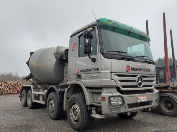 Ruskon Betonin MB 3236 Actros
Ruskon Betonin MB 3236 Actros "Piiku" betoniauto.
Avainsanat: Ruskon Betoni MB 3236 Actros Piiku Hirvaskangas