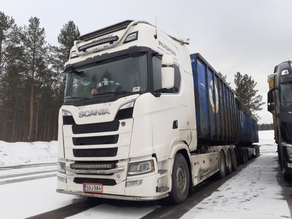 Ruskon Kuljetus ja Metallin Scania S650
Ruskon Kuljetus ja Metalli Oy:n Scania S650 täysperävaunuyhdistelmä.
Avainsanat: Ruskon Kuljetus ja Metalli Scania S650 Shell Hirvaskangas