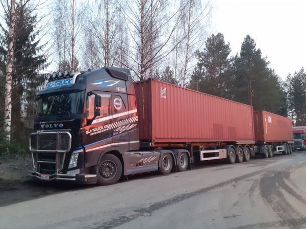 SJ-Truckin Volvo FH540
SJ-Truck Oy:n Volvo FH540 hct-yhdistelmä.
Avainsanat: SJ-Truck Volvo FH540 Hct Shell Hirvaskangas