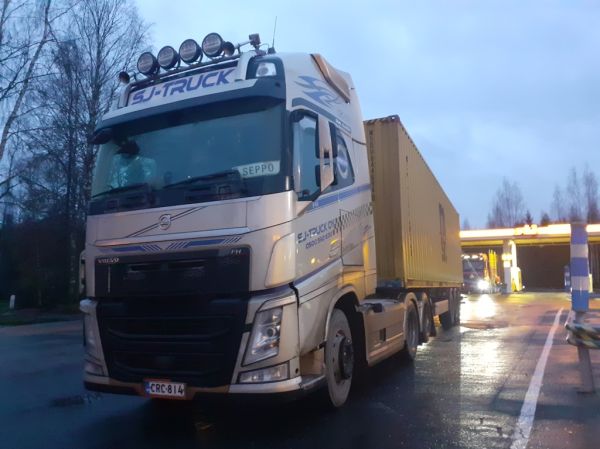 SJ-Truckin Volvo FH500
SJ-Truck Oy:n Volvo FH500 puoliperävaunuyhdistelmä.
Avainsanat: SJ-Truck Volvo FH500 ST1 Hirvaskangas Seppo