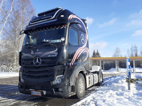 SK-Lisäavun MB 1851 Actros
SK-Lisäapu Oy:n MB 1851 Actros rekkaveturi.
Avainsanat: SK-Lisäapu MB 1851 Actros Shell Hirvaskangas Hartza