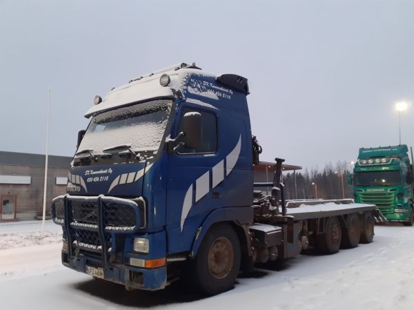 SK Koneurakoinnin Volvo FH12
SK Koneurakointi Oy:n nosturilla varustettu Volvo FH12 koneenkuljetusauto.
Avainsanat: SK-Koneurakointi Volvo FH12 Hirvaskangas