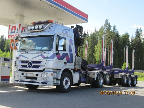 SK Transin MB 2555 Actros 
SK Trans AB Oy:n nosturilla varustettu MB 2555 Actros puoliperävaunuyhdistelmä.
Avainsanat: SK-Trans Storbjörk MB 2555 Actros ABC Hirvaskangas