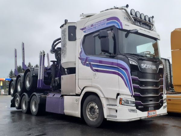SK Transin Scania 660S
SK Trans Ab Oy:n nosturilla varustettu Scania 660S
Avainsanat: SK-Trans Storbjörk Scania 660S ABC Hirvaskangas