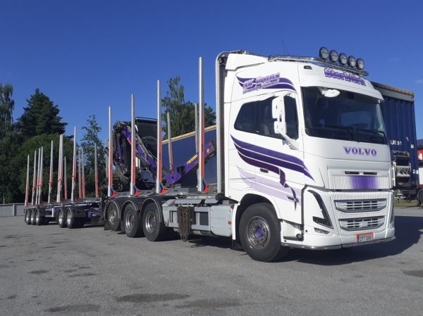 SK Transin Volvo FH
SK Trans AB Oy:n Volvo FH puutavarayhdistelmä.
Avainsanat: SK-Trans Storbjörk Volvo FH Neste