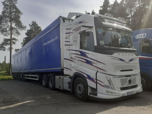 S Kantosen Volvo FH500
S Kantosen Volvo FH500 puoliperävaunuyhdistelmä.
Avainsanat: Kantonen Volvo FH500 Viitasaari25 Neste