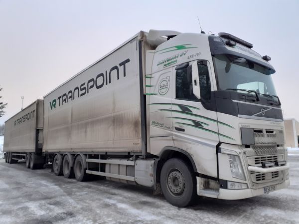 S Kantosen Volvo FH540
VR Transpointin ajossa oleva S Kantosen Volvo FH540 täysperävaunuyhdistelmä.
Avainsanat: Transpoint Kantonen Volvo FH540 Shell Hirvaskangas